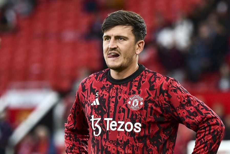 ŠTA RADI I KOGA ČUVA HARI MEGVAJER? Ponovo mu se smeje ceo svet! Raširio je ruke kao Rouz u „Titaniku“, Junajted je primio gol (VIDEO)