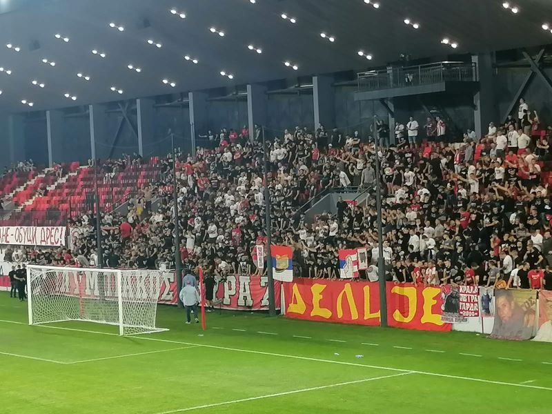 Ore se Zvezdine i Olimpijakosove pesme u Leskovcu! „Delije“ istakle poruku na ogradi (FOTO+VIDEO)