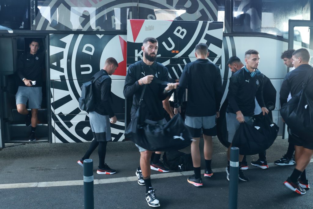 HIT PRIČA Bivši trener Partizana ispratio crno-bele u Baku (FOTO)