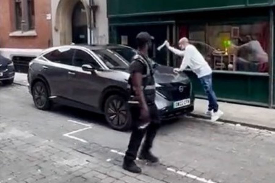 AKO JA PLATIM OVO, TI MORAŠ FOTOGRAFIJU Hit razgovor Gvardiole i komunalca koji mu je napisao kaznu za nepropisno parkiranje! (FOTO/VIDEO)