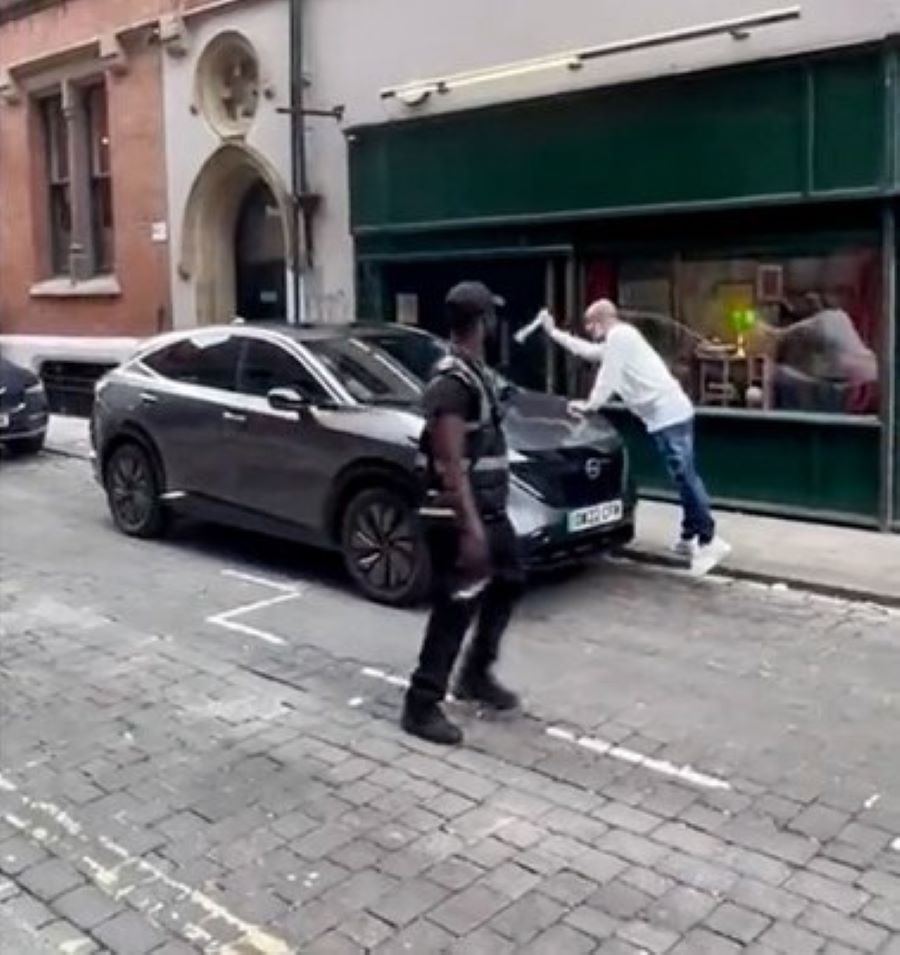 AKO JA PLATIM OVO, TI MORAŠ FOTOGRAFIJU Hit razgovor Gvardiole i komunalca koji mu je napisao kaznu za nepropisno parkiranje! (FOTO/VIDEO)
