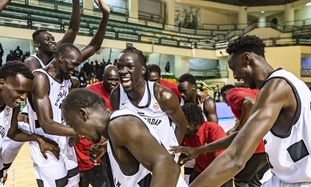 MUNDOBASKET ZA SIROMAŠNE Jedni nemaju ni „parket“ u državi, a drugi kamče novac u Americi