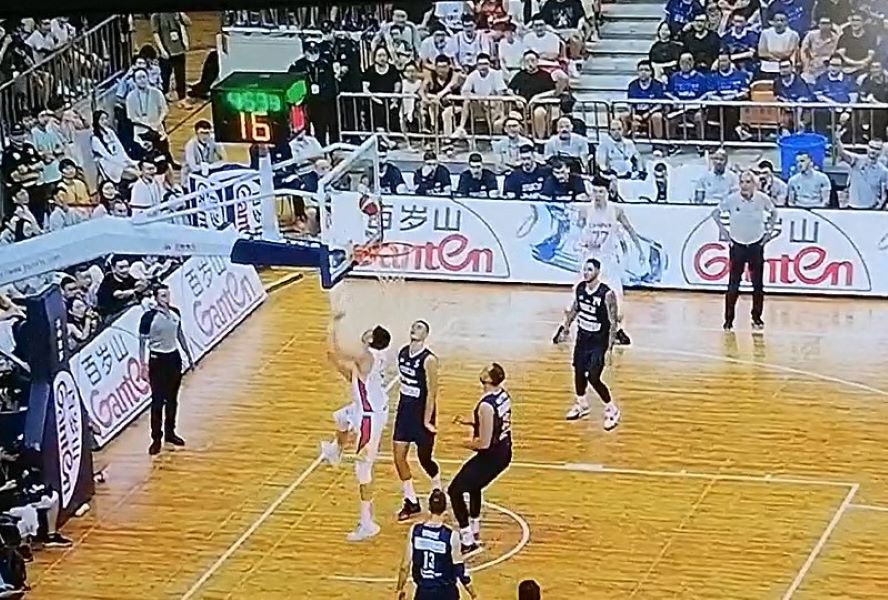 ĐORĐEVIĆU OVO TEŠKO PALO Kineski košarkaš promašio zicer protiv Srbije (VIDEO)