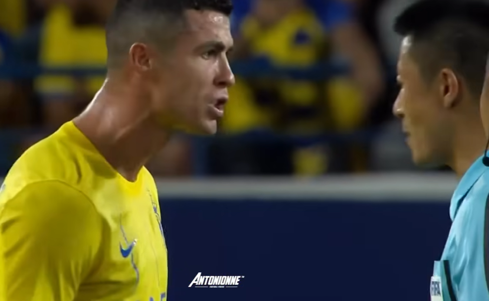 BESAN Ronaldo doživeo nervni slom! Vikao na sudiju, odgurnuo čoveka… Potpuno izvan sebe (VIDEO)