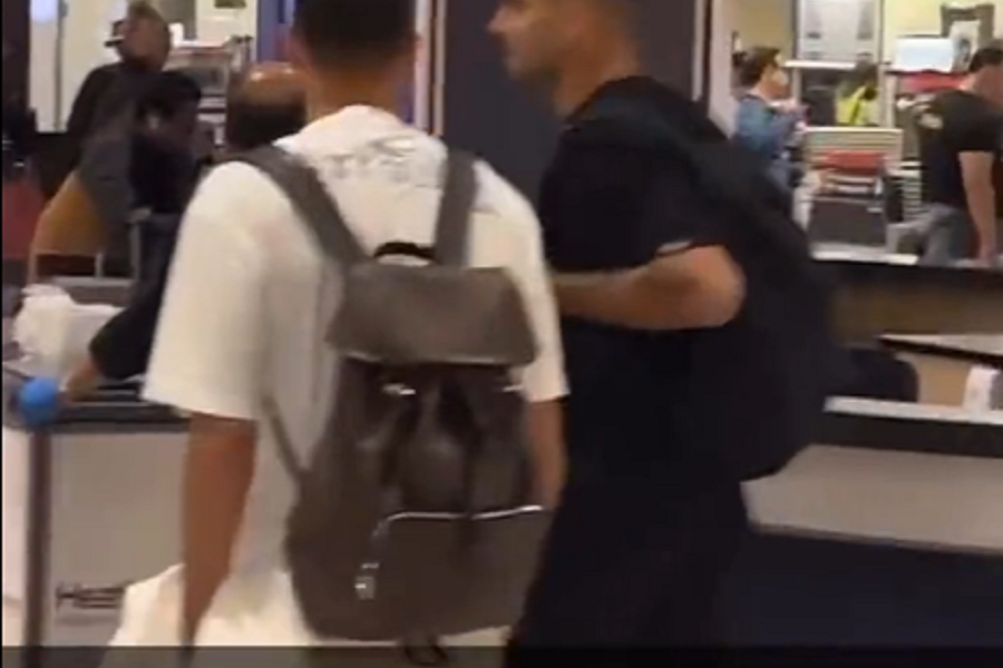 ŠOK PRED PONOĆ Mitru zviždali u subotu popodne, on se uveče ukrcao u avion i napustio London (VIDEO)