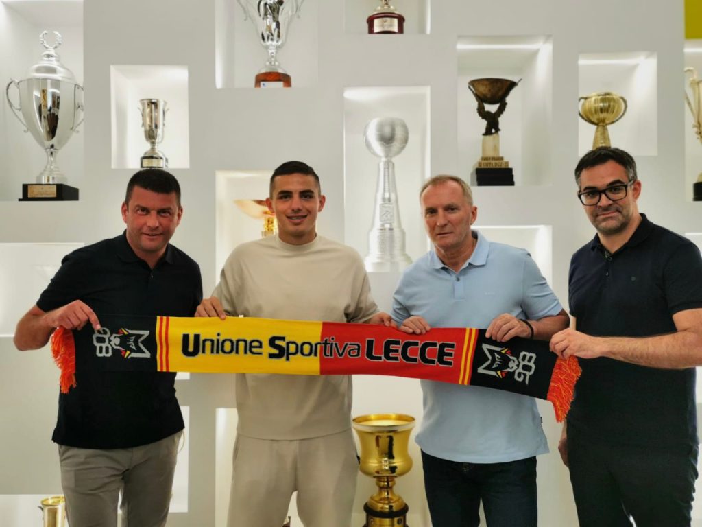 PRATE GA MANČESTER I INTER, A… Nekadašnji napadač Crvene zvezde hitno prodaje auto preko društvenih mreža, evo koji je model i godiše (FOTO)