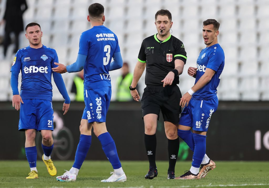 NESTVARNE SCENE U NIŠU Sudija pregledao VAR 10 minuta?! Evo kakva je na kraju bila odluka (VIDEO)