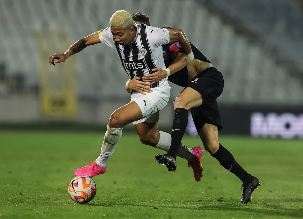 VELIKA GREŠKA SUDIJE Partizan je oštećen! Sabah je morao da ostane sa igračem manje! (VIDEO)