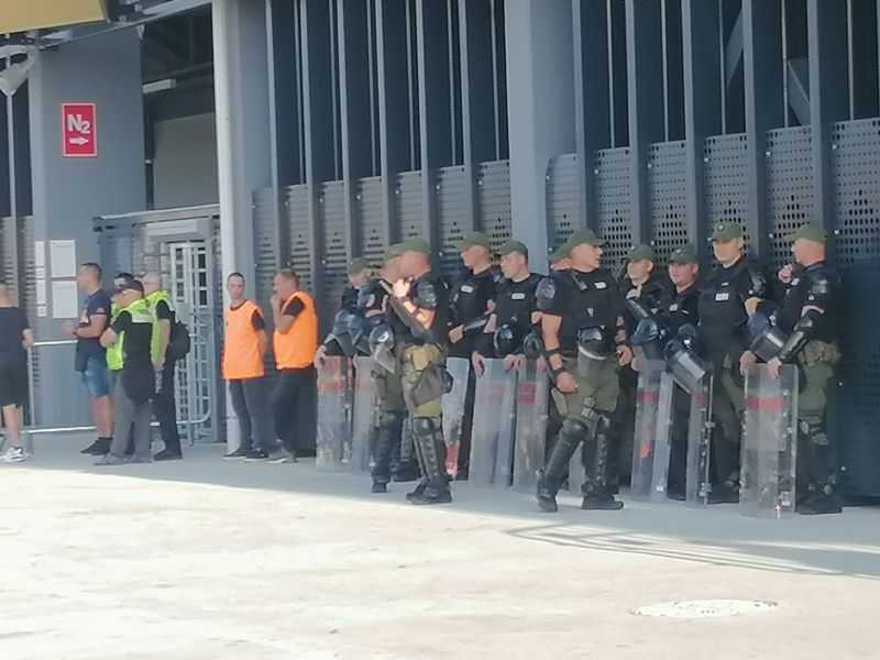 NIŠTA SE NE PREPUŠTA SLUČAJU Jake policijske snage oko stadiona u Leskovcu! Stigli i Zvezdini navijači (FOTO+VIDEO)