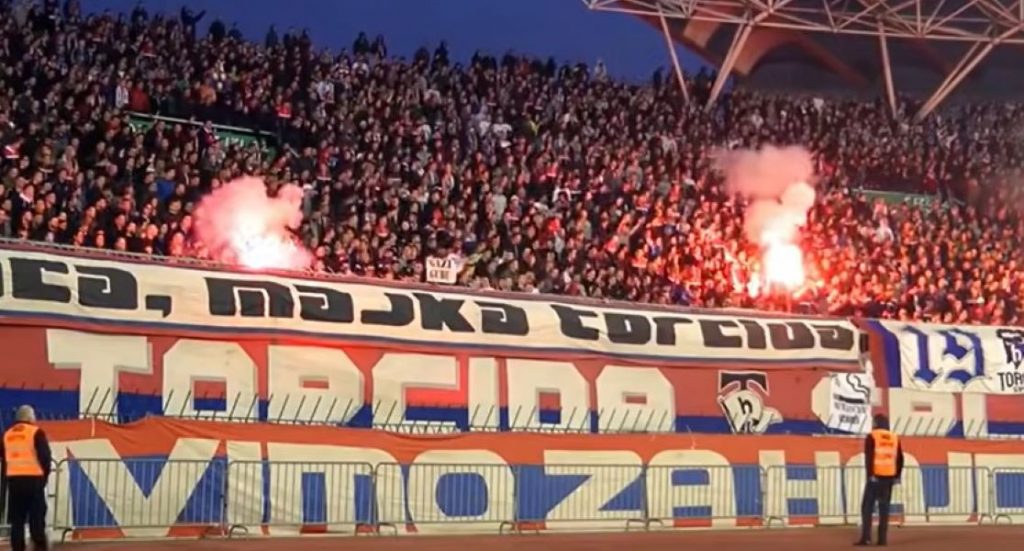 TENZIJE U SPLITU „Torcida“ grmi zbog postavljanja spomenika vojniku JNA: Klošari, ćirilici ovde nema mesta!