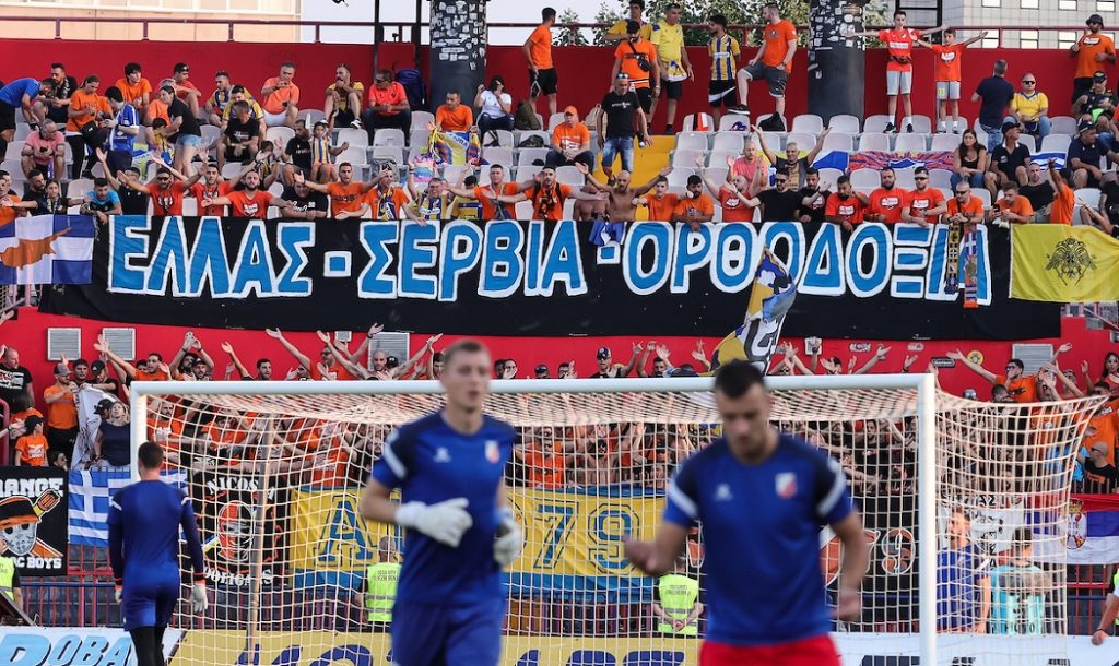 SRPSKA I GRČKA ZASTAVA NA OGRADI Navijači APOEL-a zagrmeli „Karađorđem“ „Kosovo-Srbija“ (FOTO+VIDEO)