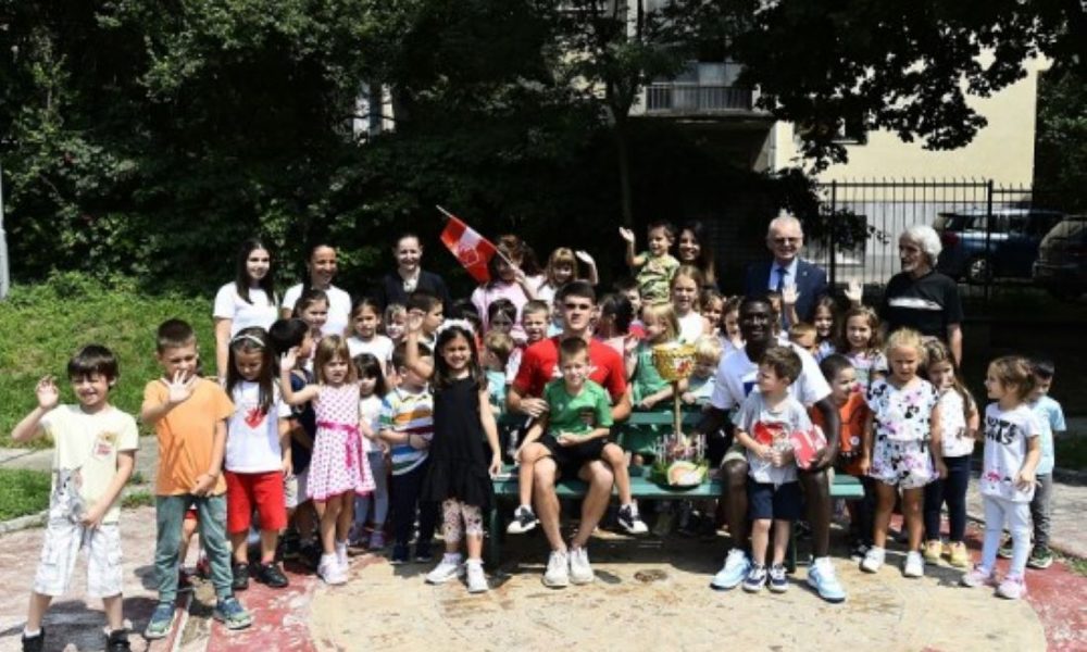 HUMANOST NA DELU Zvezda donirala golove i podelila poklone deci iz vrtića „Duga“