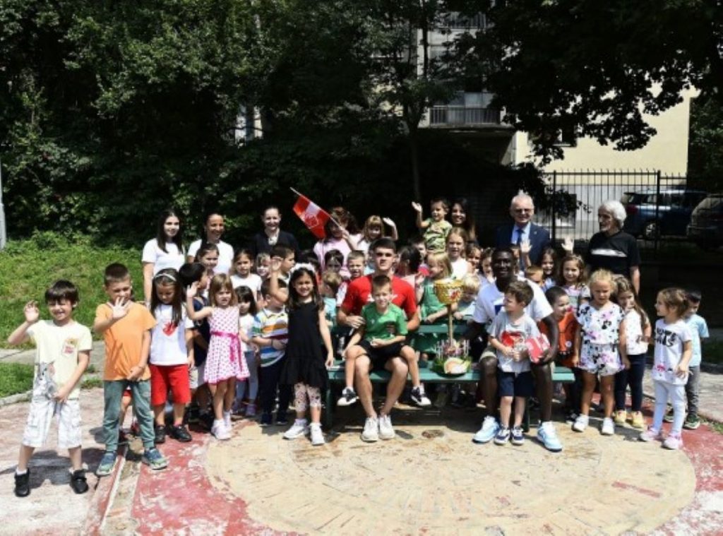 HUMANOST NA DELU Zvezda donirala golove i podelila poklone deci iz vrtića „Duga“