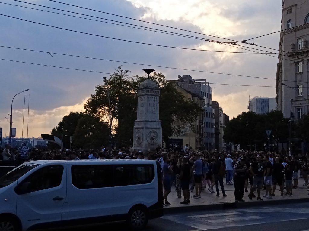 PROTEST „GROBARA“ Sve više navijača, saobraćaj u centru Beograda zaustavljen, čuju se pesme protiv uprave (FOTO+VIDEO)