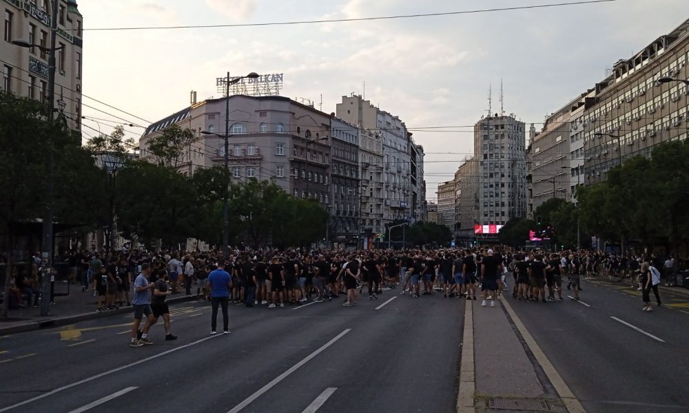 PROTEST „GROBARA“ U TOKU Sve više ljudi, saobraćaj u centru je zaustavljen, povorka krenula ka stadionu (VIDEO)