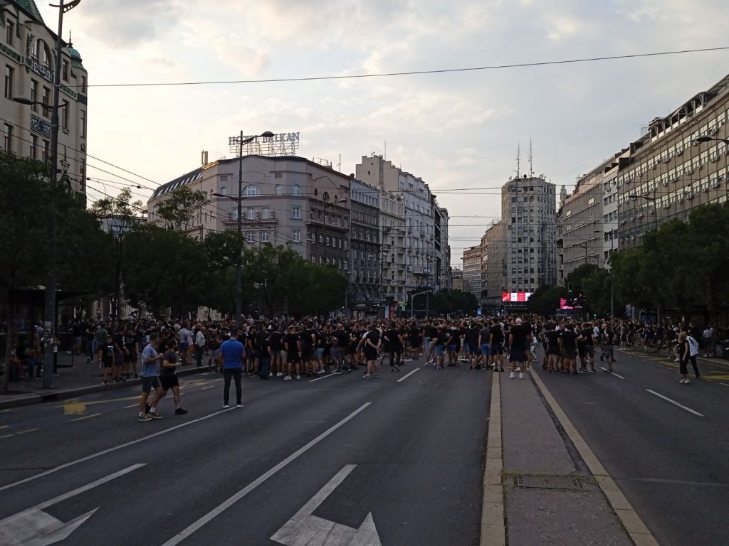 PROTEST „GROBARA“ U TOKU Sve više ljudi, saobraćaj u centru je zaustavljen, povorka krenula ka stadionu (VIDEO)