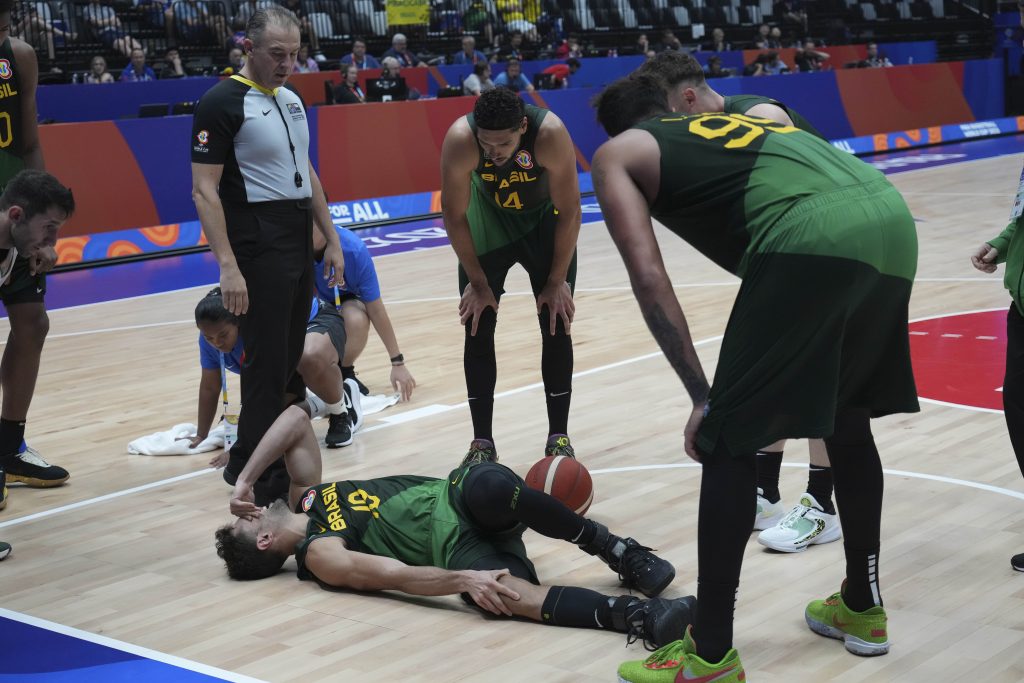 DVORANA ZANEMELA Brazil lako pobedio, ali platio visoku cenu! Jedan od najboljih igrača teško povređen (VIDEO)