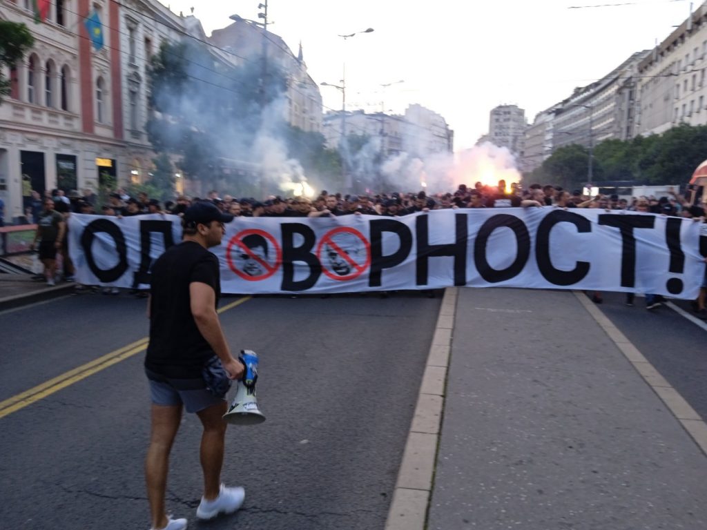 PORUKA „GROBARA“ Nema politike, ovde smo svi zbog Partizana! Uvredljive parole za Vazuru i FSS (VIDEO)