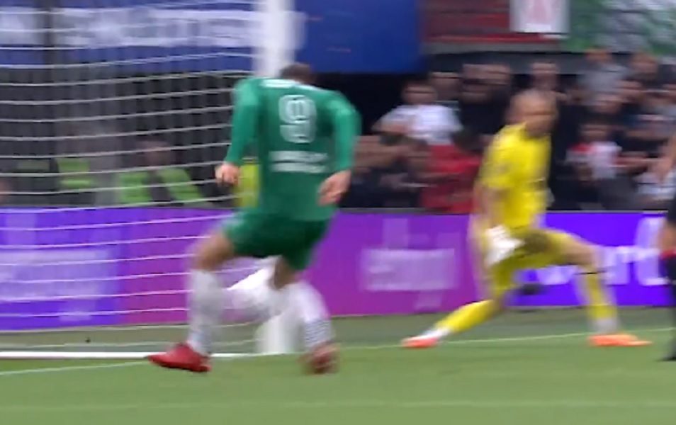 DA LI JE OVO MOGUĆE? Bio je na metar od praznog gola, poslao je loptu u aut! (VIDEO)