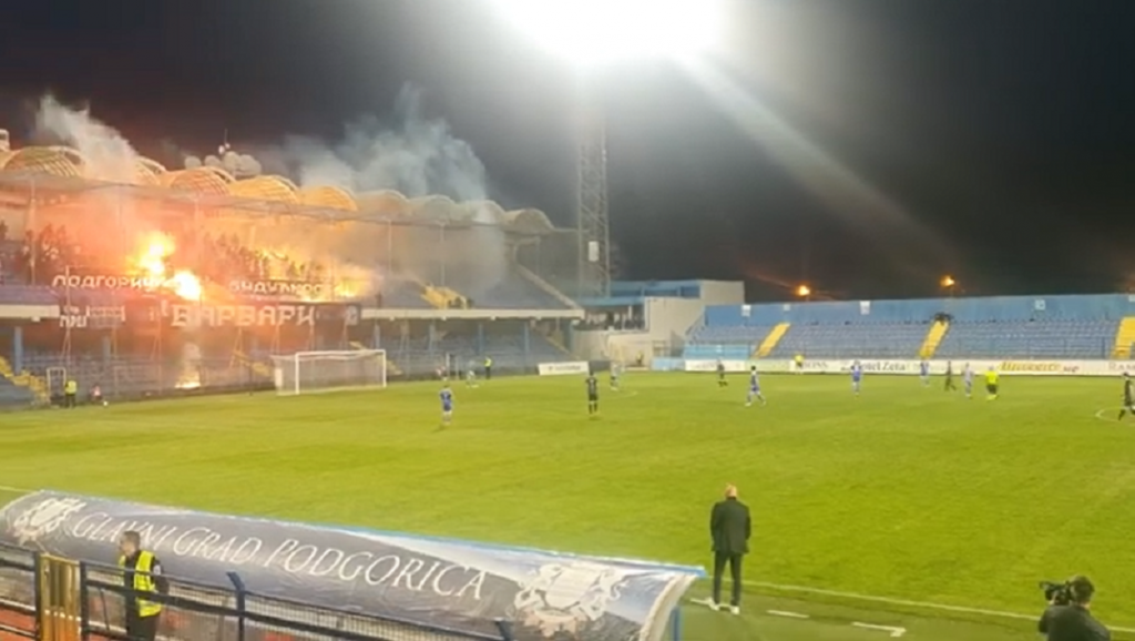 HAOS POD GORICOM Navijači Budućnosti napali navijača sa plavim dresom Crvene zvezde, iako mu je na leđima pisalo… (FOTO+VIDEO)