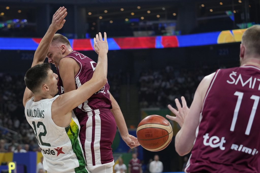 ZVEZDA JE ROĐENA „Grobari“ zovu letonskog plejmejkera u Partizan, a on još jednom oduševio na Mundobasketu!