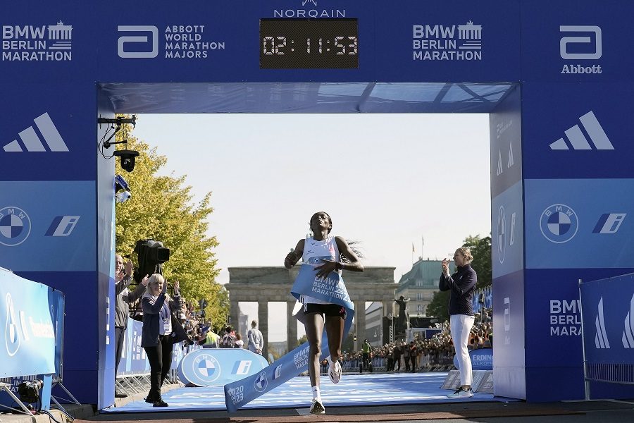 Etiopljanka Asefa postavila novi svetski rekord u maratonu!