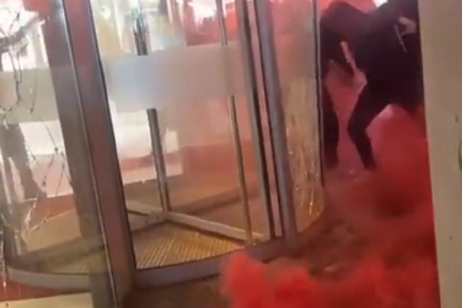 HAOS U AMSTERDAMU Navijači lomili klupske prostorije! (VIDEO)