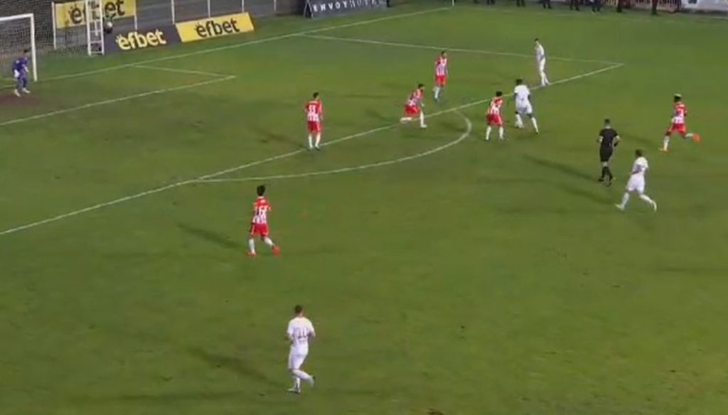 KAKVA GOLČINA Čukarički ponovo poveo! Glazer je samo gledao loptu kako ulazi „pod prečku“! (VIDEO)