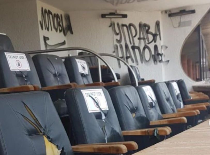 PISALI GRAFITE I UNIŠTILI NAMEŠTAJ „Grobari“ upali u ložu na stadionu Partizana (FOTO)
