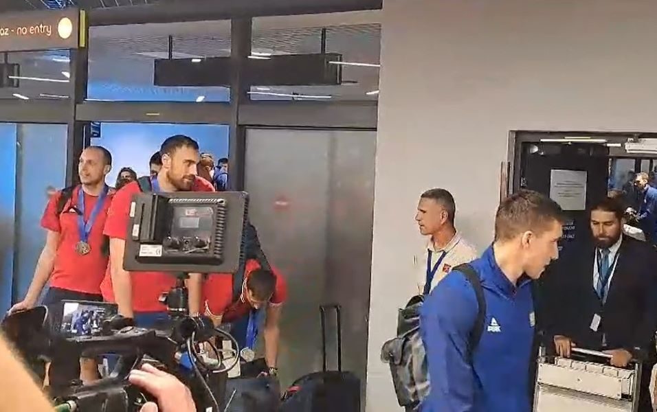 ORILO SE „ŠAMPIONI, ŠAMPIONI“ Navijači dočekali srpske košarkaše na aerodromu (VIDEO)