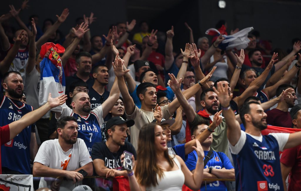 DIRLJIVA PORUKA ZA SIMANIĆA Idemo zajedno kroz život, Srbija je uz tebe!