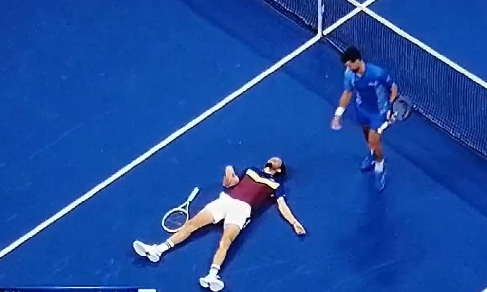 ŠOU U NJUJORKU Novak preskočio mrežu posle pada Medvedeva (VIDEO)