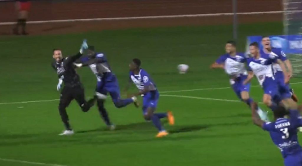 PODVIG Golman odbranio penal u 90. minutu. pa dao gol za izjednačenje! (VIDEO)