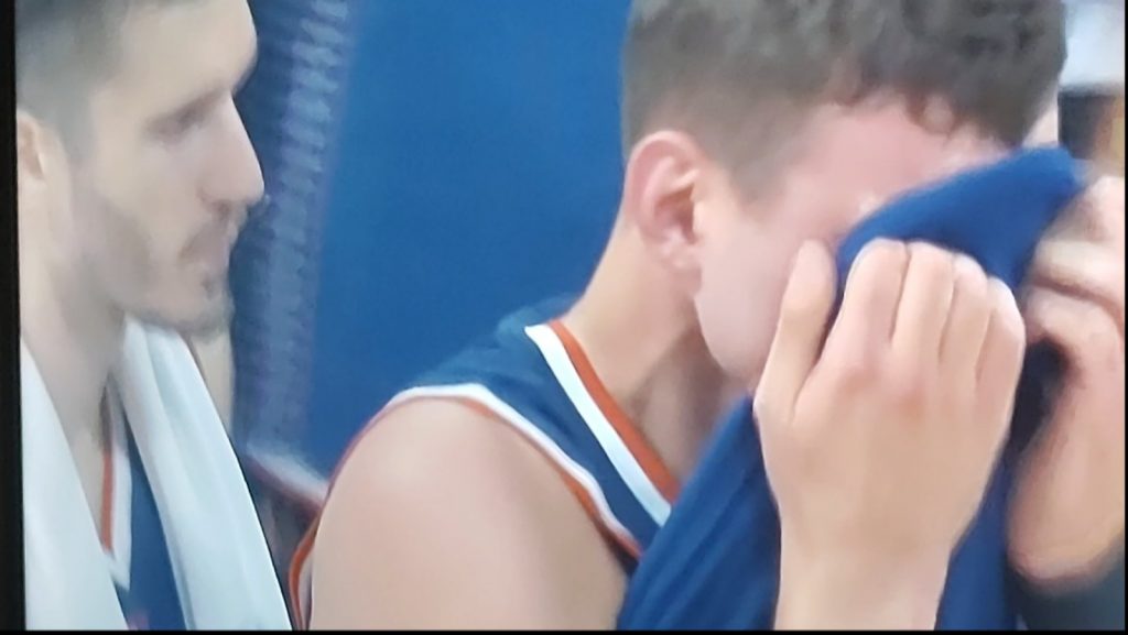 KAMEN BI ZAPLAKAO Bole suze neutešnog Jovića, dečko glavu gore, ima vremena za zlato! (VIDEO)