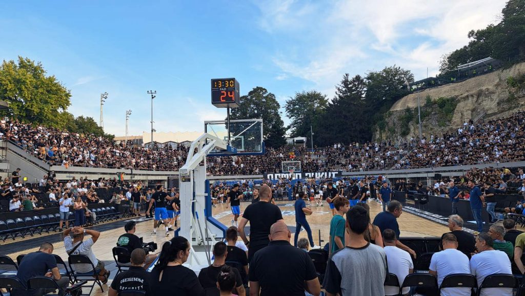 KAKAV DOČEK Miljenik „orlova“ ponovo među crno-belima! Pogledajte kako su „grobari“ dočekali Avramovića na Tašmajdanu (VIDEO)