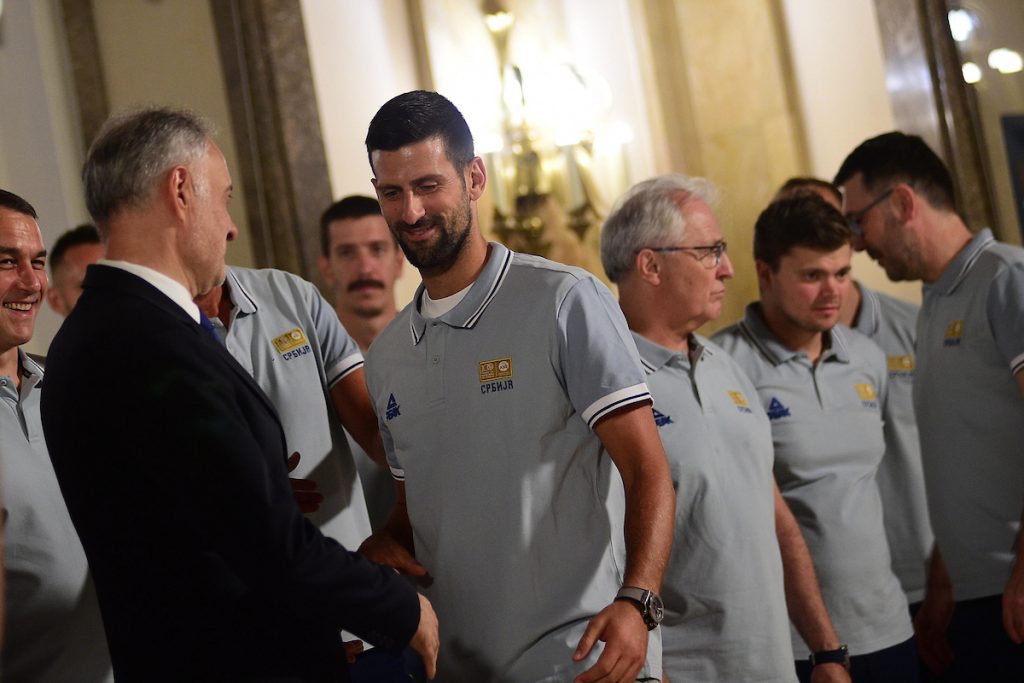 NEUNIŠTIV JE I NEUMORAN Sinoć na balkonu i kafani, Đoković je danas stigao u… (VIDEO)