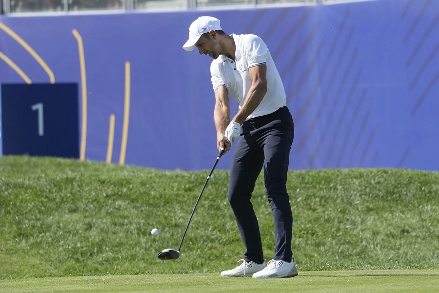 NOLE JE SVUDA BROJ JEDAN Reket zamenio palicom za golf, pa pokazao kakav je majstor (VIDEO)