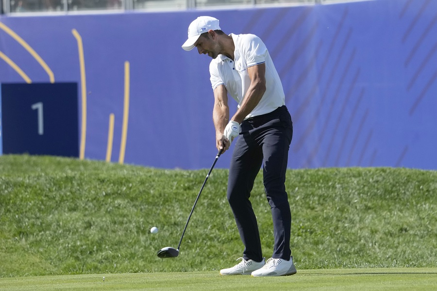 NOLE JE SVUDA BROJ JEDAN Reket zamenio palicom za golf, pa pokazao kakav je majstor (VIDEO)