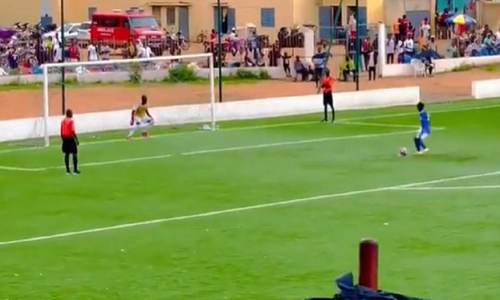 KAKO GA NIJE MRZELO? Da li je ovo najčudniji penal u istoriji fudbala? (VIDEO)