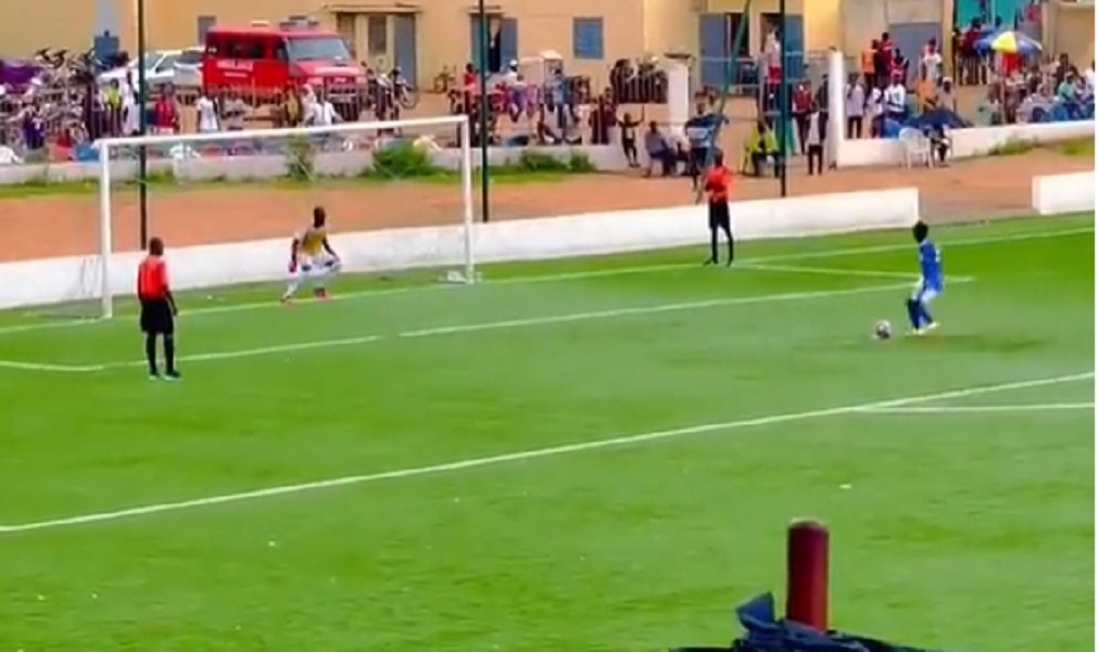 KAKO GA NIJE MRZELO? Da li je ovo najčudniji penal u istoriji fudbala? (VIDEO)