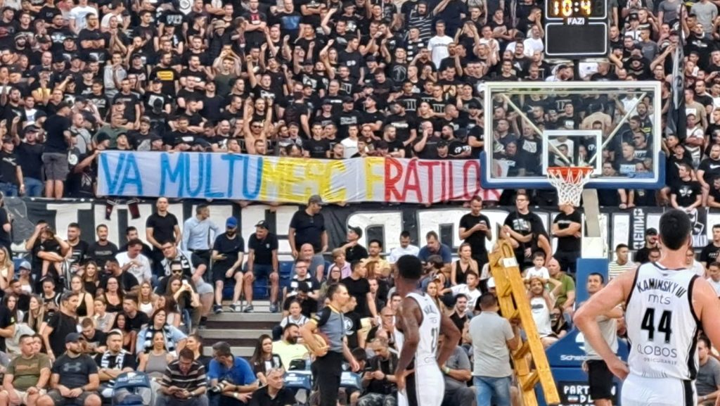 „VA MULTUMESC, FRATILO“ Snažna poruka „grobara“ upućena Rumunima sa Tašmajdana! (FOTO+VIDEO)