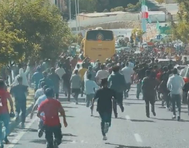 LUDNICA U TEHERANU Stigao Kristijano Ronaldo! Navijači trčali za autobusom i upali u hotel (VIDEO)