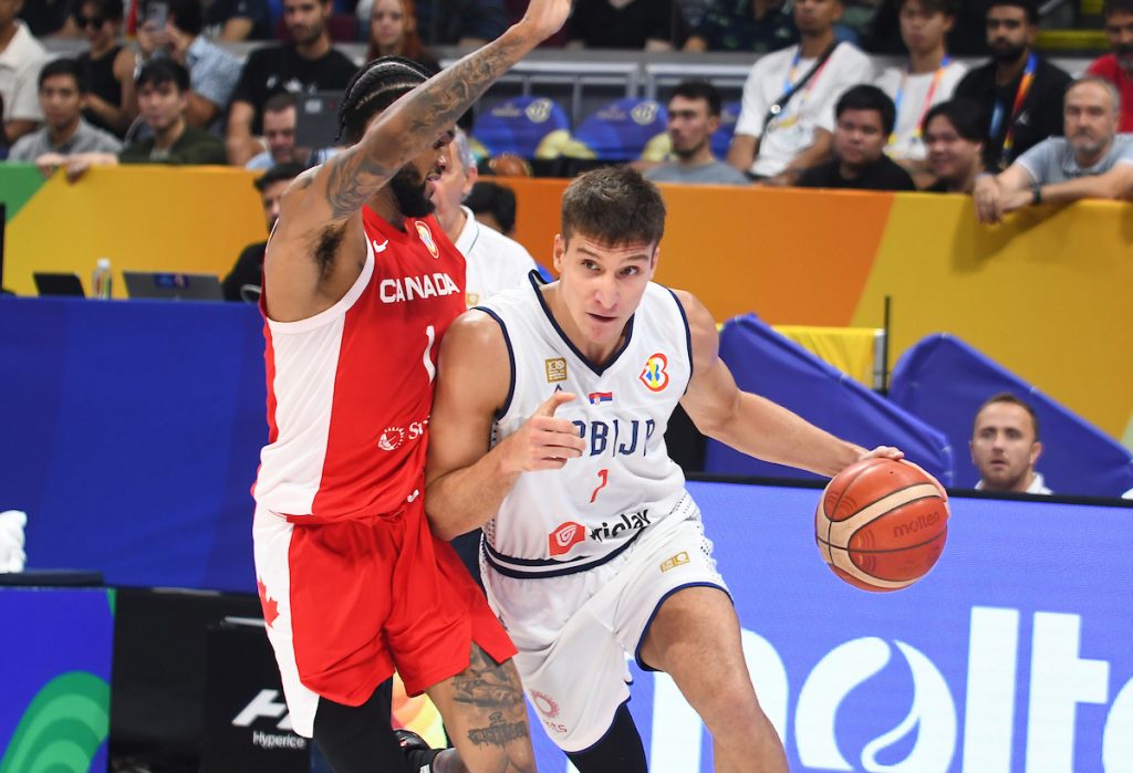 „TRČI U ISTORIJU BOGDANE“ Uzalud prljavštine i specijalni defanzivci… Bogdanović je bolji! Pogledajte poene koji su Srbiju uveli u finale Mundobasketa (VIDEO)