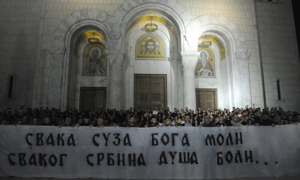 SLOŽNI U NAJTEŽIM TRENUCIMA „Delije“, „Grobari“, „Taurunumi“, „Plava unija“ i „Invalidi“, svi zajedno odali počast nastradalim Srbima u Banjskoj (VIDEO)