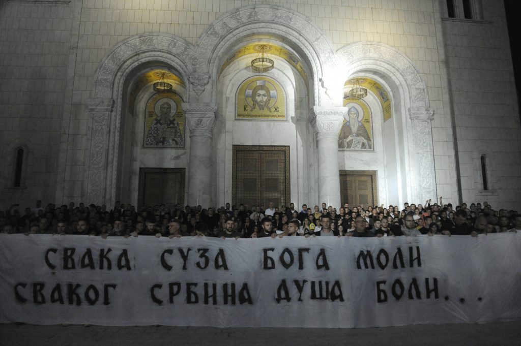 SLOŽNI U NAJTEŽIM TRENUCIMA „Delije“, „Grobari“, „Taurunumi“, „Plava unija“ i „Invalidi“, svi zajedno odali počast nastradalim Srbima u Banjskoj (VIDEO)