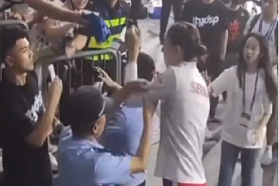SKANDAL U KINI Tijana Bošković krenula do navijača, a onda je reagovao policajac… (VIDEO)