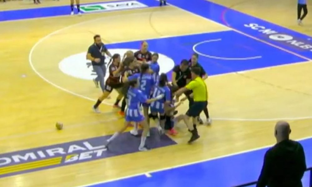 PUKLA BRUKA Opšta tuča u ženskoj rukometnoj ligi! Devojke se udarale, vukle, gurale… Ružne scene u Beogradu (VIDEO)