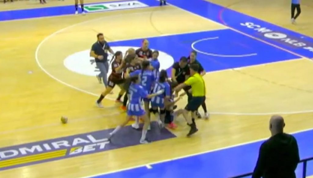PUKLA BRUKA Opšta tuča u ženskoj rukometnoj ligi! Devojke se udarale, vukle, gurale… Ružne scene u Beogradu (VIDEO)