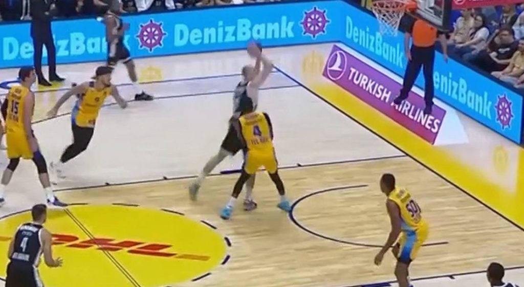 SMAJLI POLETEO Sjajna finta, pa atraktivno zakucavanje! Ipak, stvari ne idu dobro za Partizan (VIDEO)