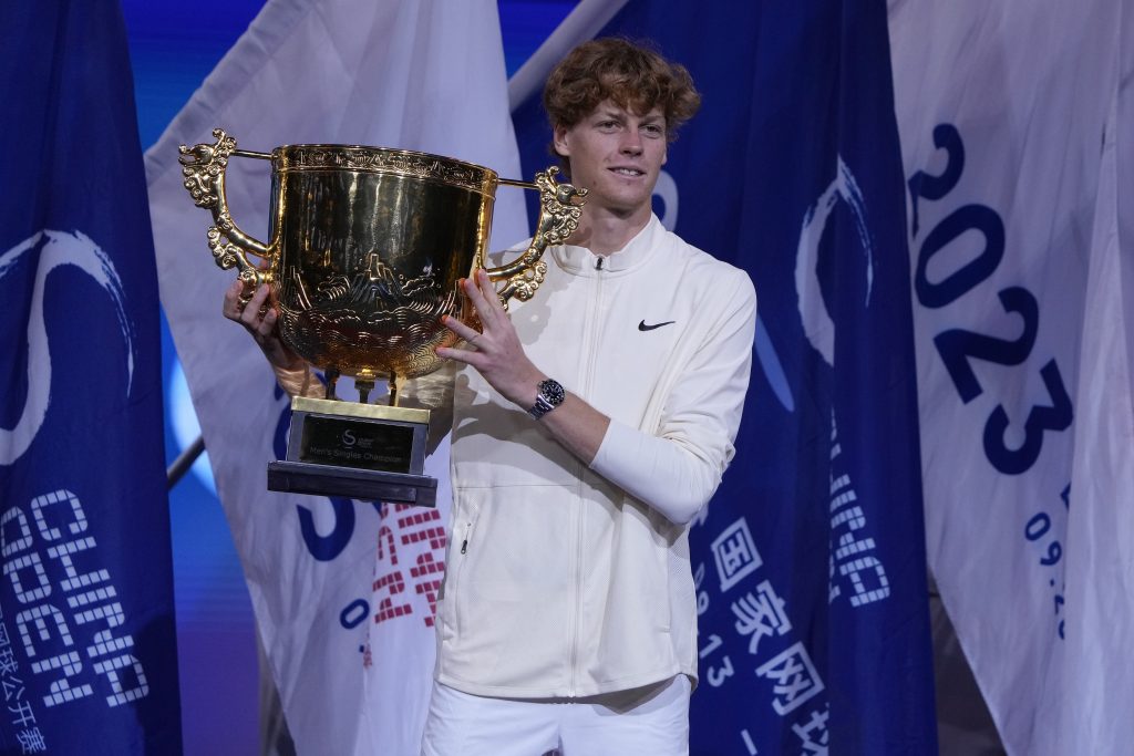 STRAŠNA FORMA Siner prvi put u karijeri pobedio Medvedeva i osvojio trofej u Pekingu